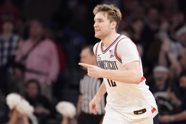 Uconn men's basketball hot sale score